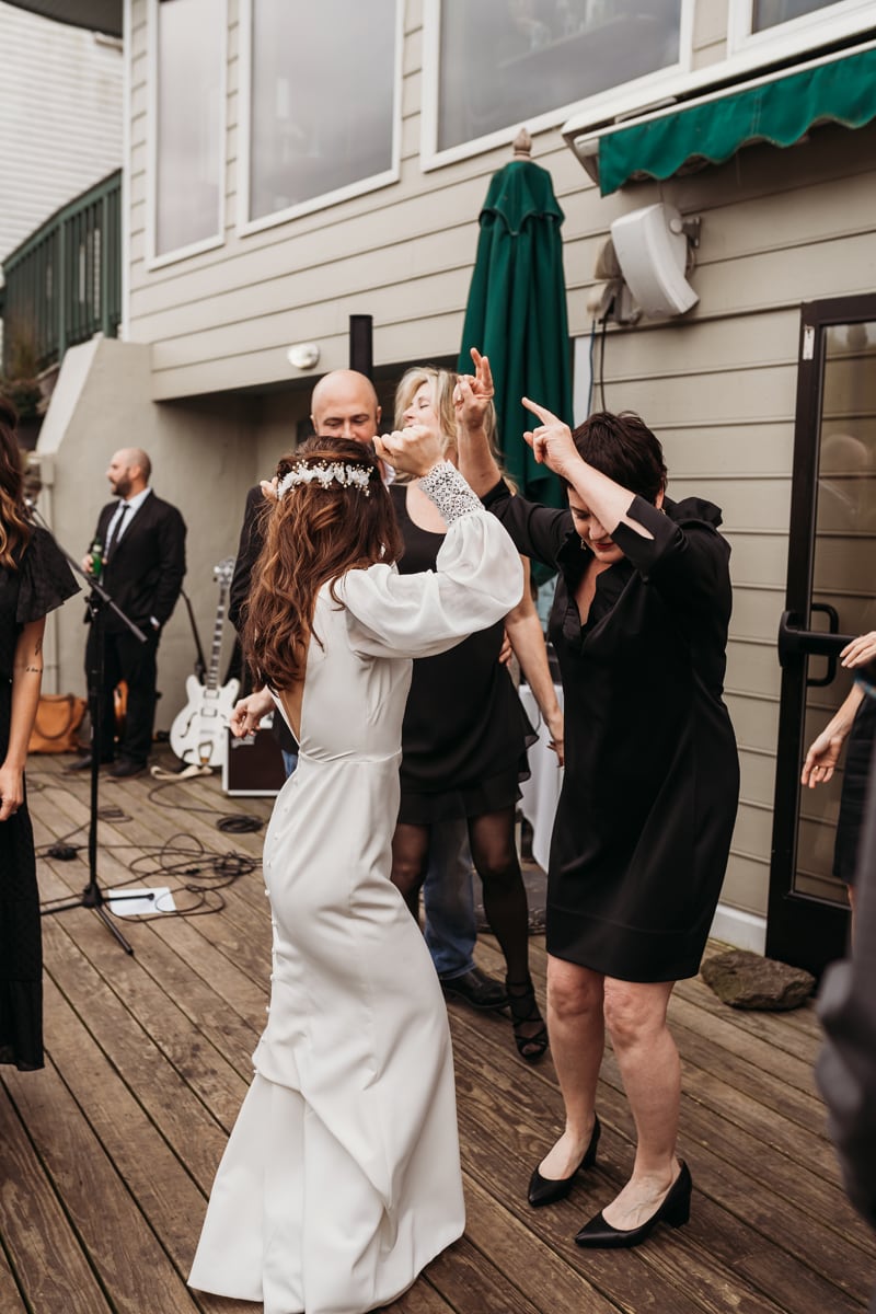 Wedding Photographer, the bride dances with her friends on her wedding day